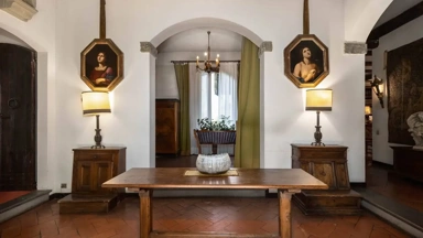 Hallway - Villa with Panoramic View in Settignano, Florence