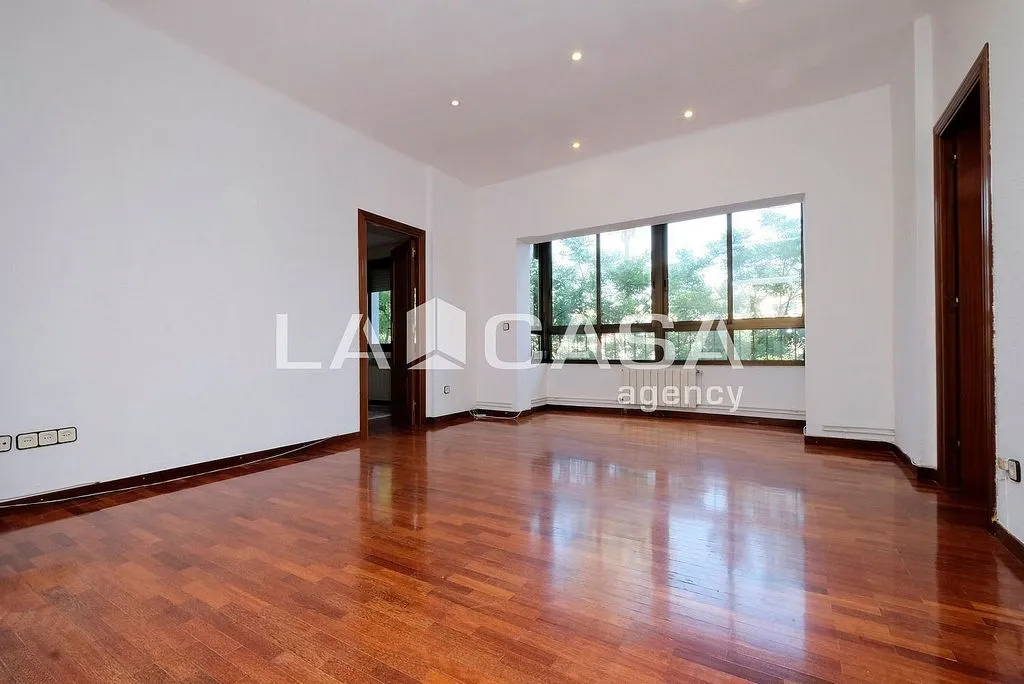 Elutuba - East-West Oriented Flat near Passeig Maragall