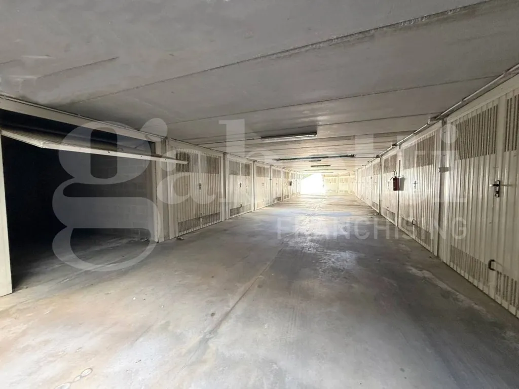 Garage - Bright Mansard Apartment in Bra