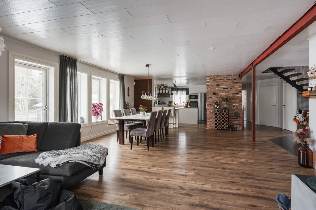 Elutuba - Spacious Villa with Large Garage in Kisa