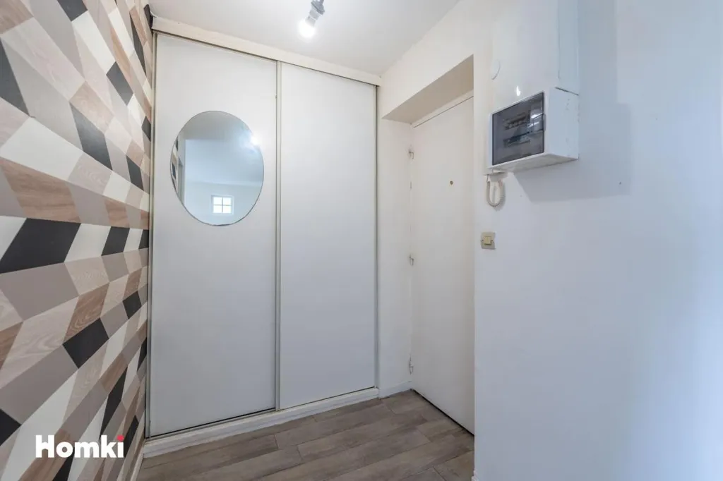 Esik - Bright 2-Bed Flat with Parking in Le Bourget