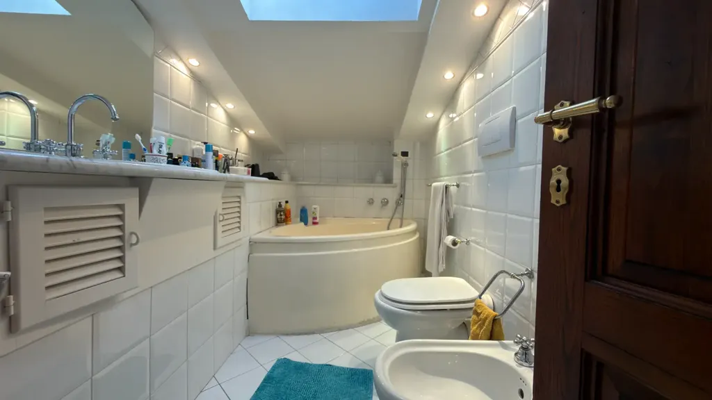 Bagni - Appartamento con terrazza e mansarda a Firenze