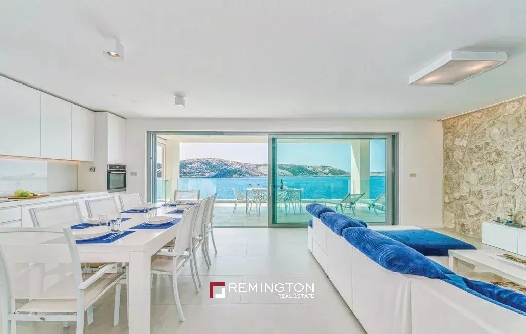 Elutuba - Waterfront Penthouse with Private Beach in Pag