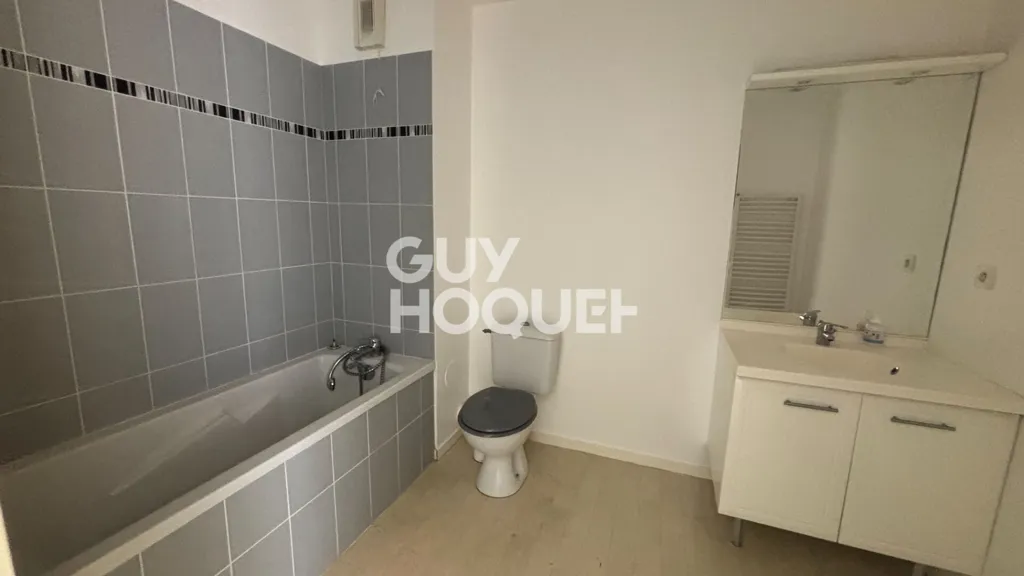 Bathrooms - 2-Bedroom Flat with Balcony in L’Isle-d’Abeau