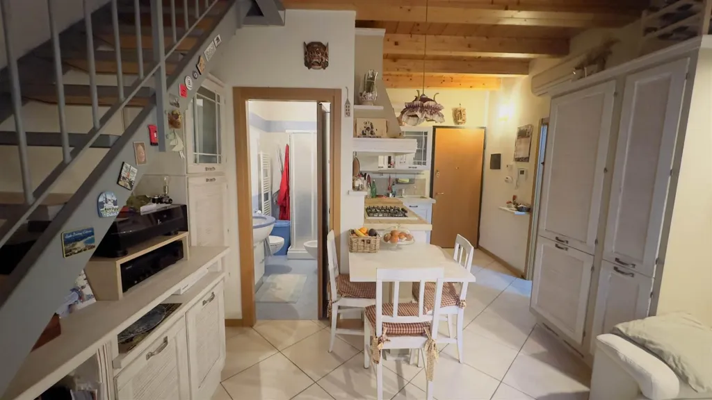 Dining Room - Rustic Apartment with Balcony in Florence