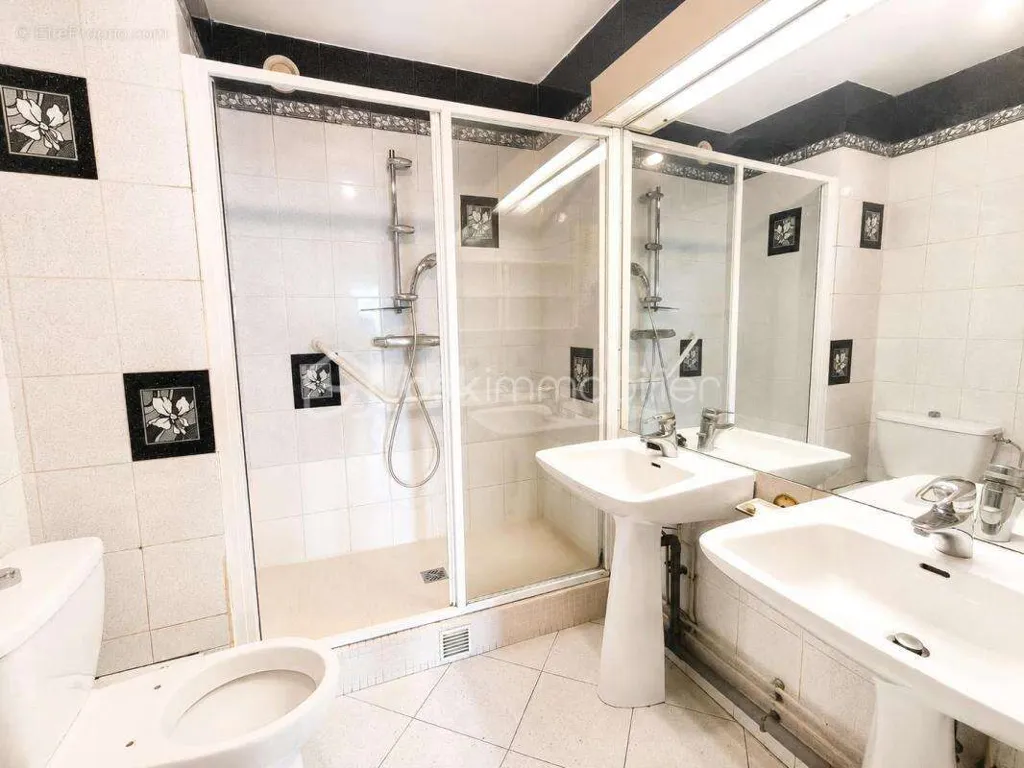 Salles de bain - Appartement Familial avec Terrasse et Parking au Parc de Diane