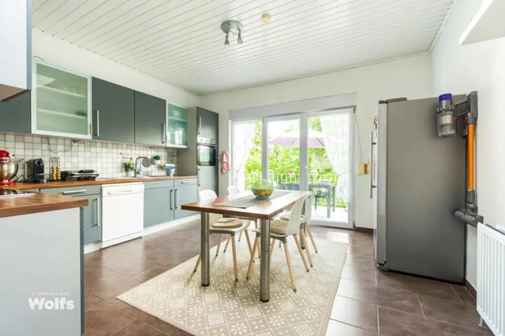 Köök - Three-Bedroom House with Garden in Saint-Nicolas