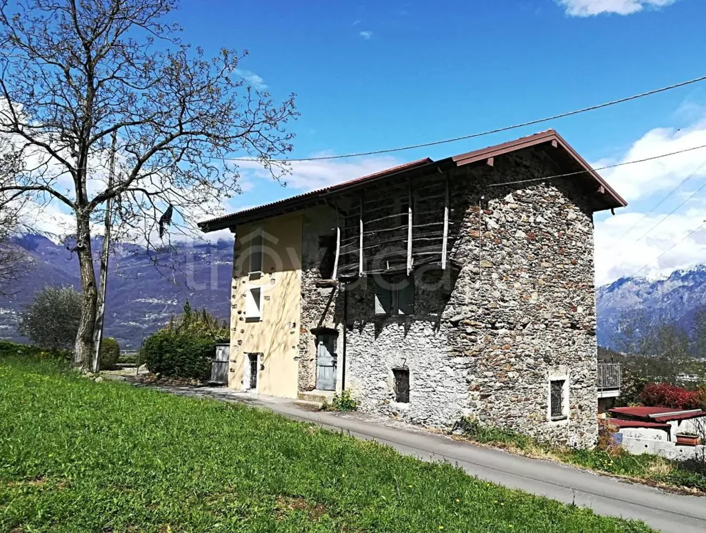 Extérieur - Rustic Property with Balcony in Colico