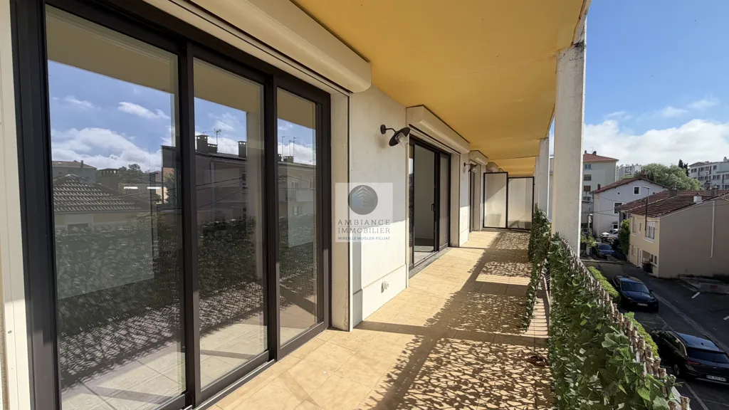 Rõdu - Renovated Apartment with Terrace in Valence