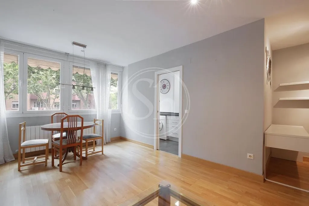 Salle à manger - 1-Bed Flat with Pool in Ciudad Lineal