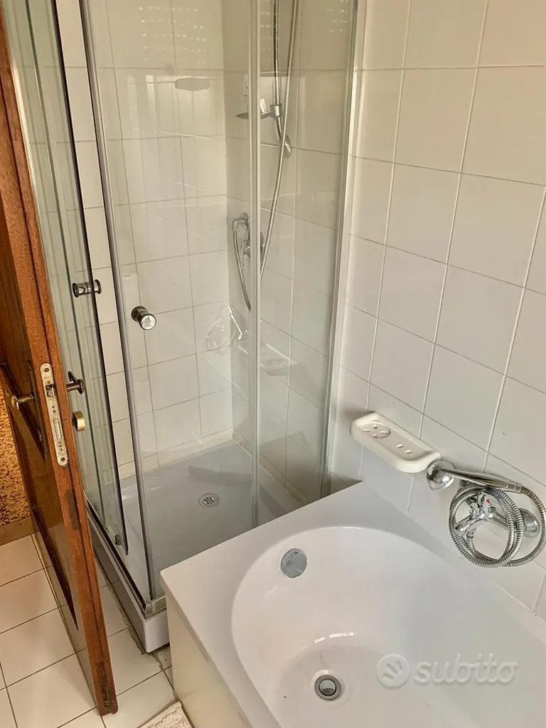 Salles de bain - Sunny Room in Central Via Mentana