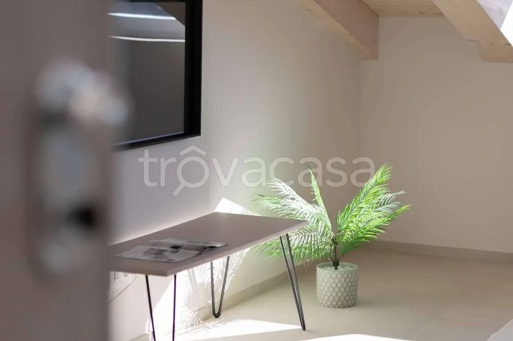 Pièces - Mansard Apartment with Lift in Busca
