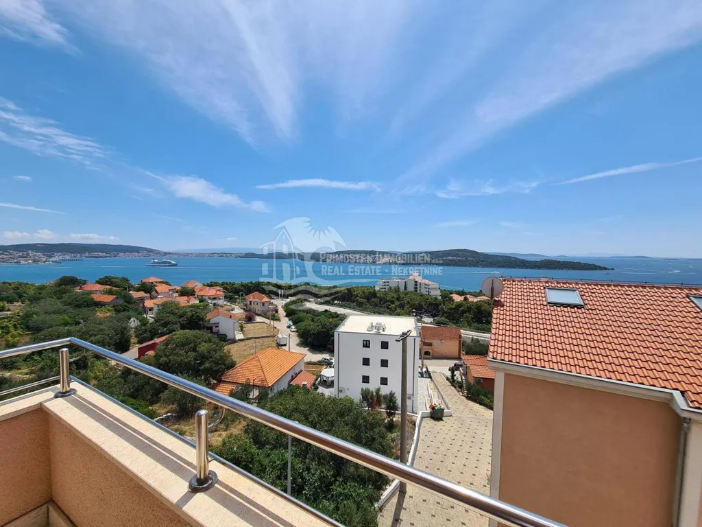 Rõdu - Penthouse with Sea View near Trogir