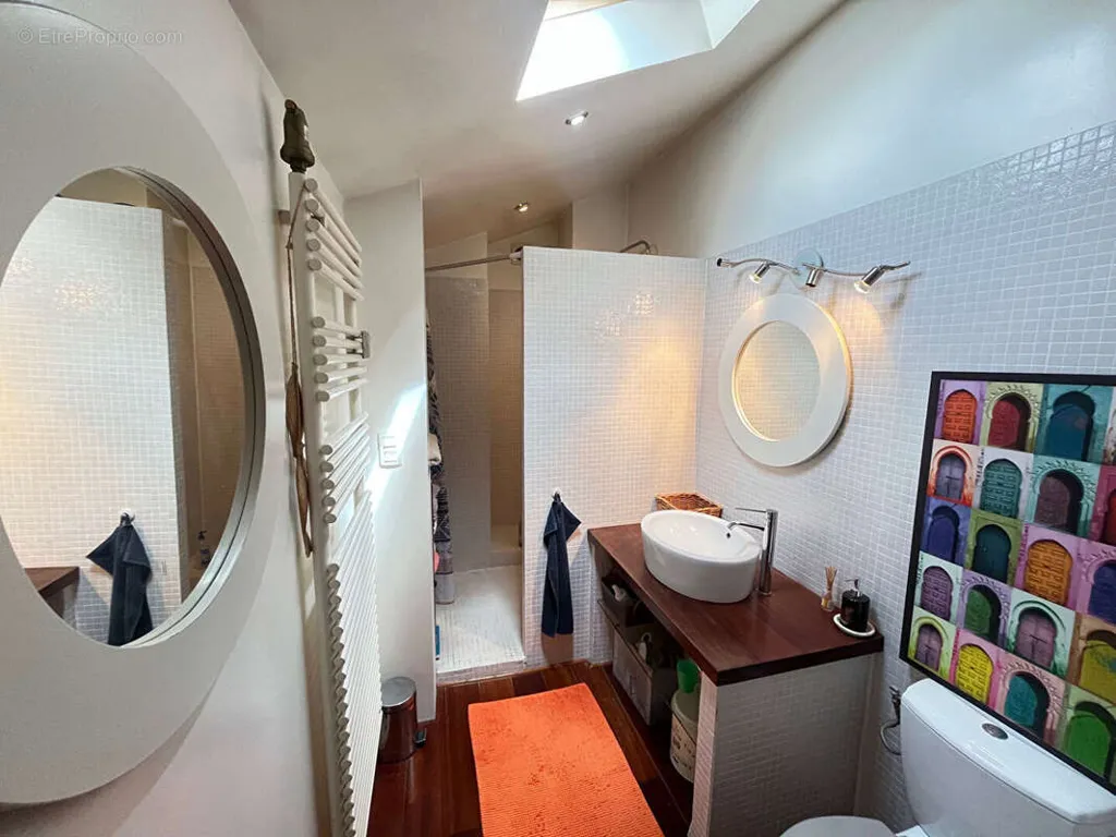 Salles de bain - Duplex avec Jardin et Poutres Apparentes à Lissieu