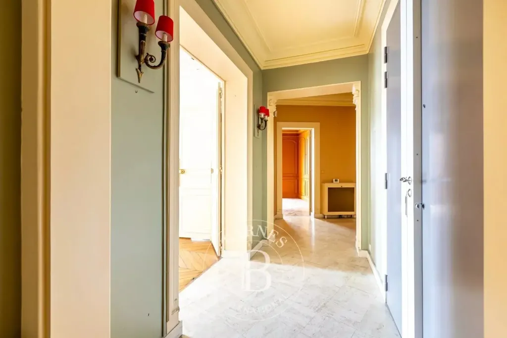 Esik - Corner Apartment with East View in Paris 8e