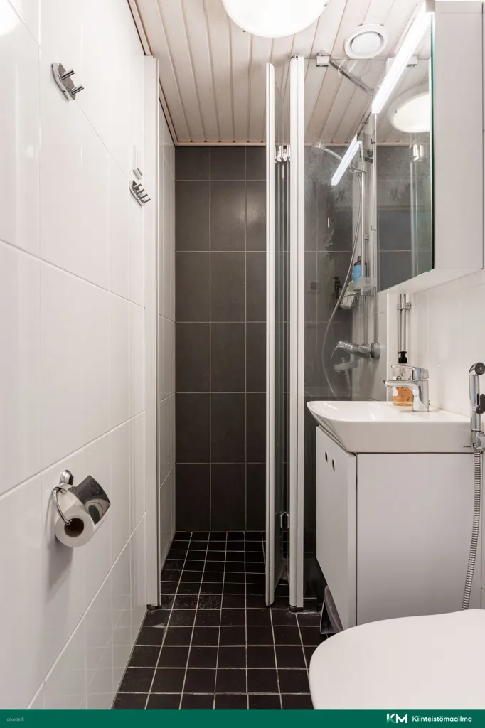 Salles de bain - Bright Apartment with Balcony in Kallio, Helsinki