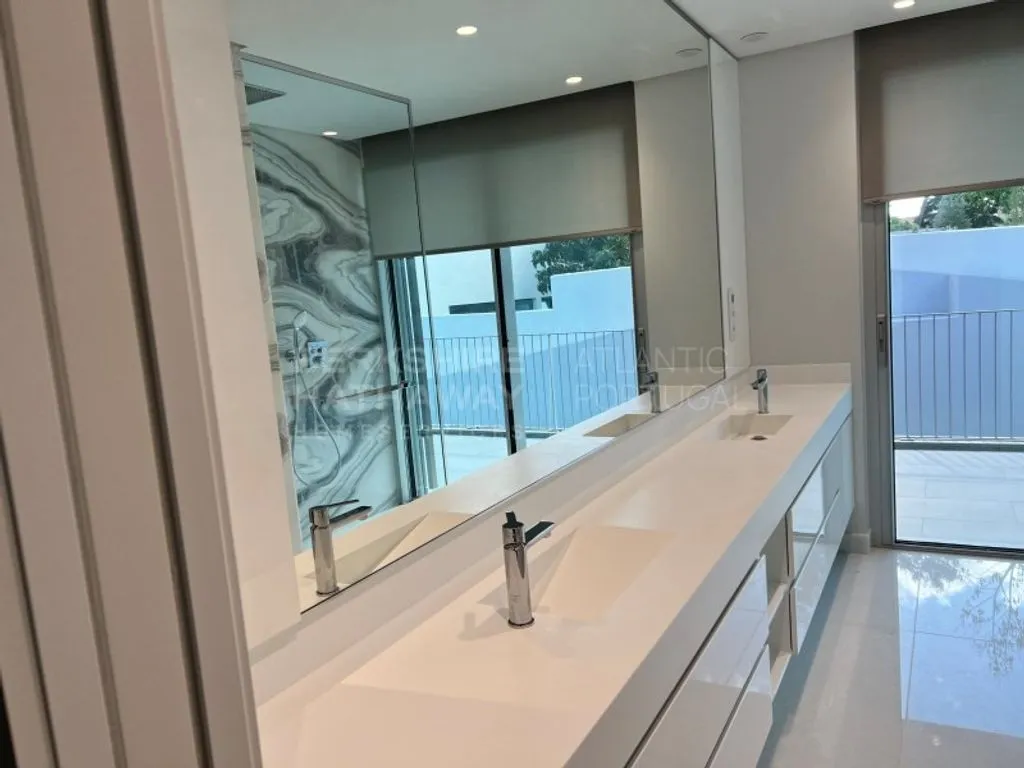 Bathrooms - Luxury Duplex with Pool in Cascais