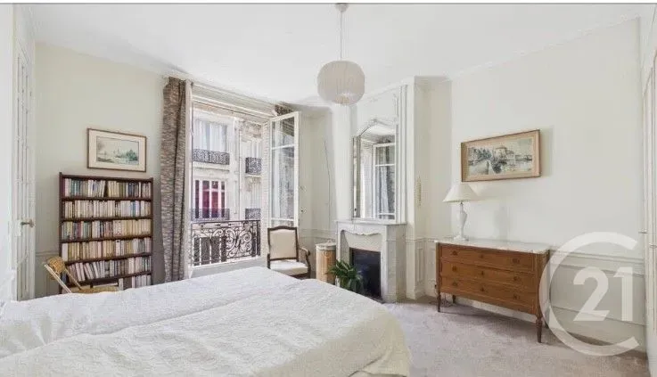 Chambres - Appartement Haussmannien avec Balcon à Paris