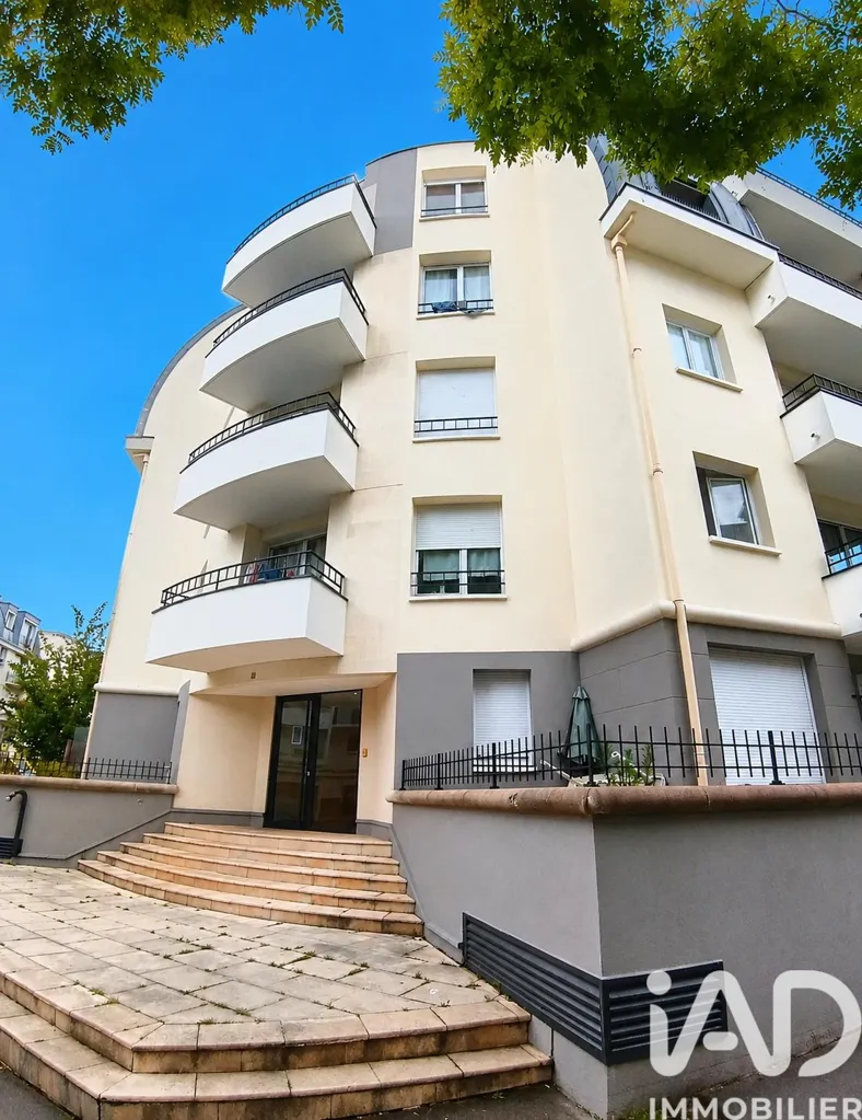 Exterior - Bright 2-Bed Apartment with Balcony in Cergy