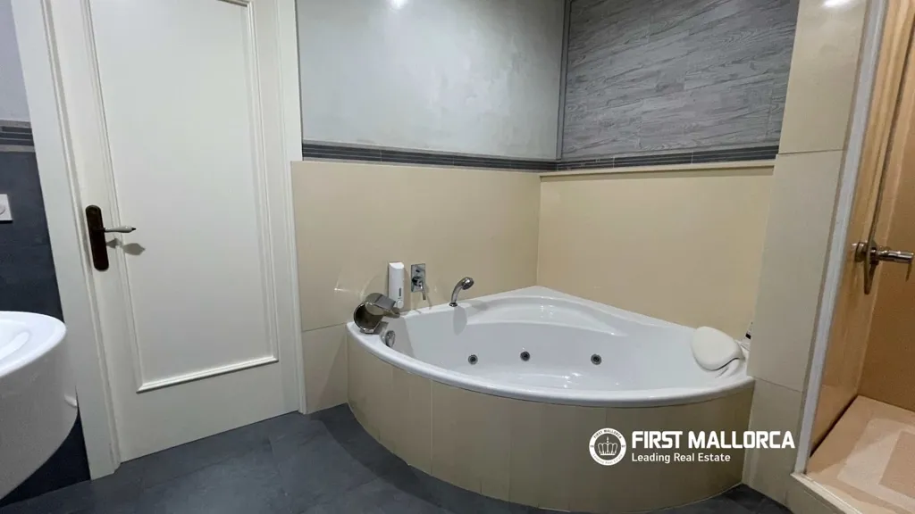Bathrooms - Furnished Apartment with Mountain View in Pollensa