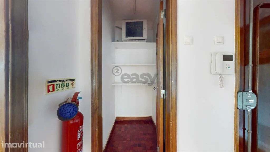 Esik - Modernised Office with Lift in Arroios, Lisbon