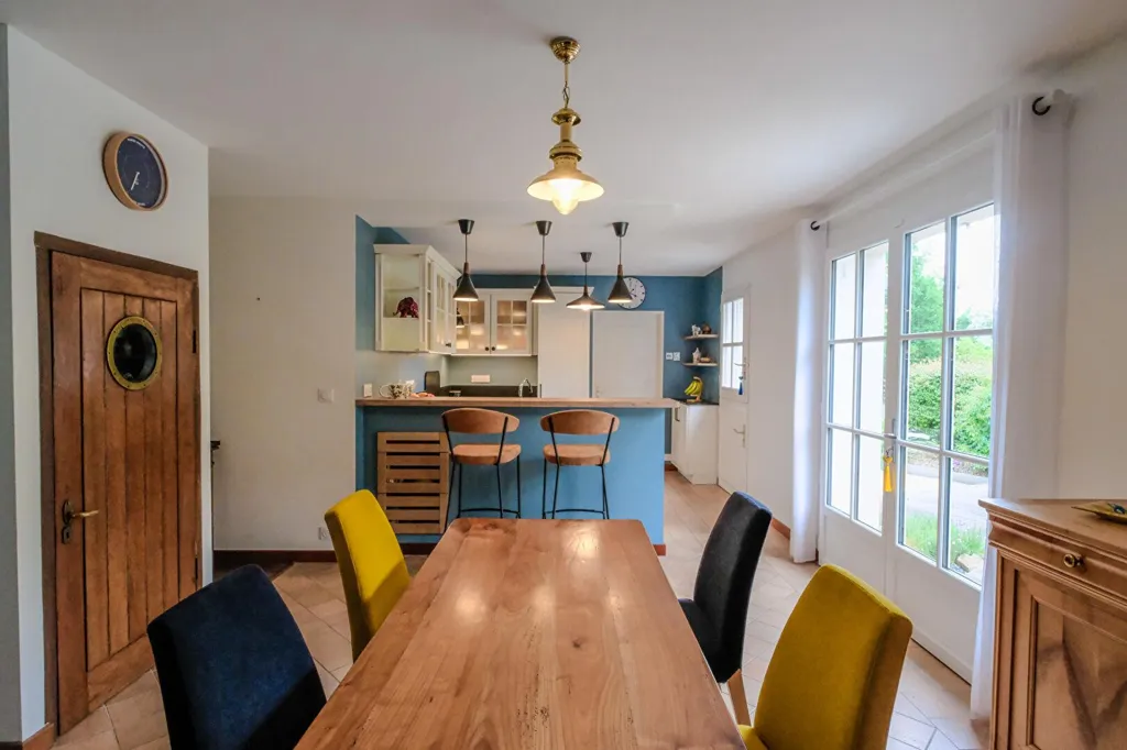 Salle à manger - Propriété Contemporaine avec Piscine à Rhuys