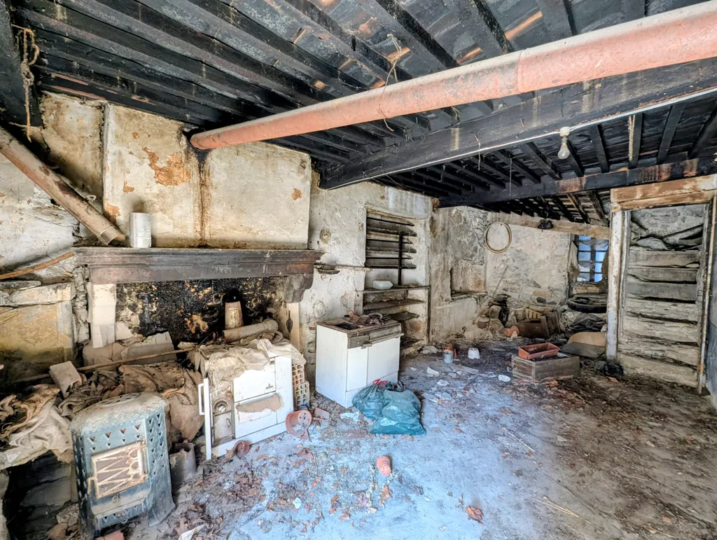 Rooms - Village House for Renovation in La Charce