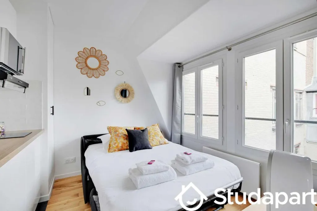 Compact Apartment with Eiffel View in 16th Arrondissement