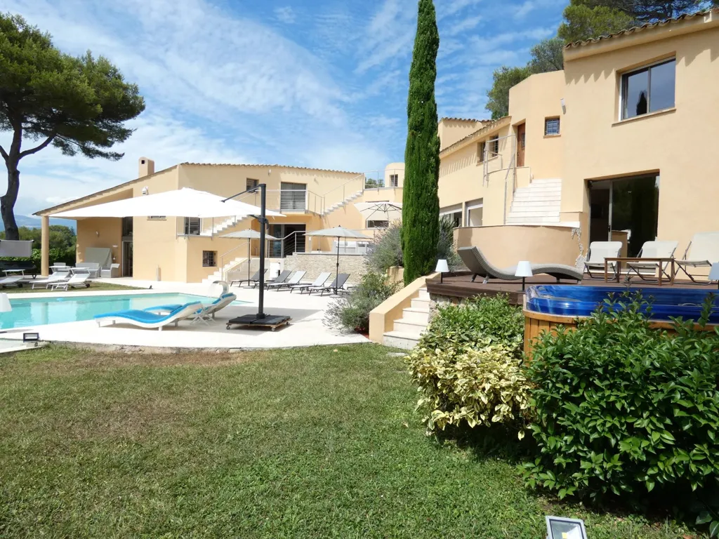 Piscine - Villa avec Vue Dominante sur le Vieux Village à Mougins