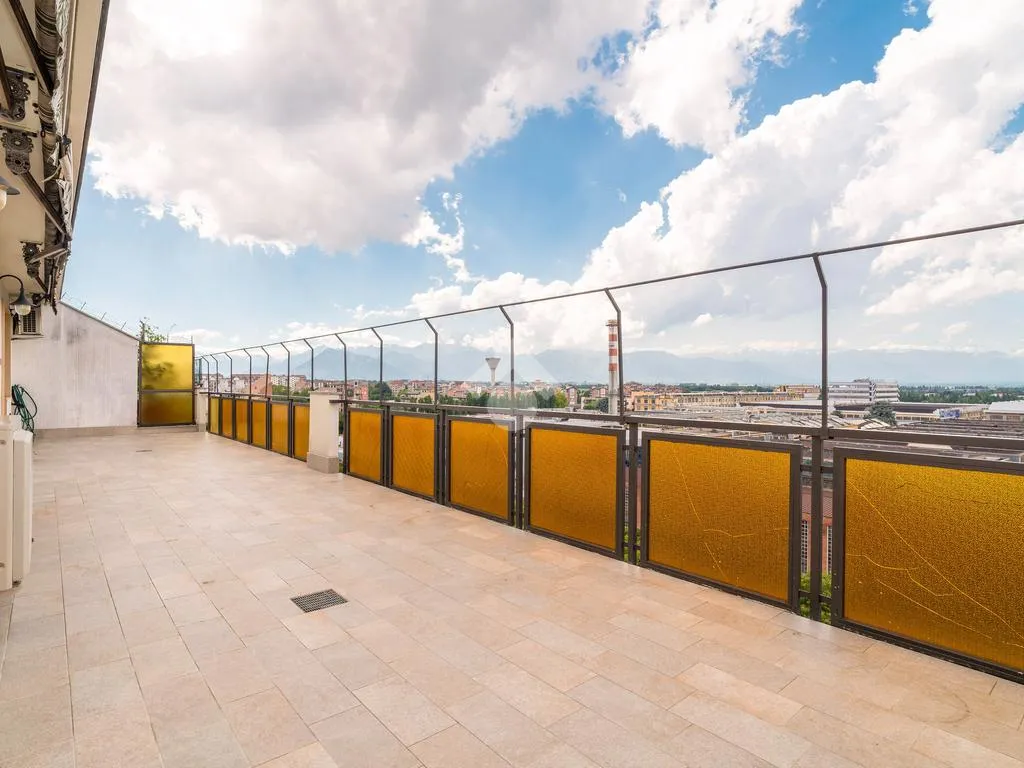 Rõdu - Panoramic Penthouse with Terrace in Turin