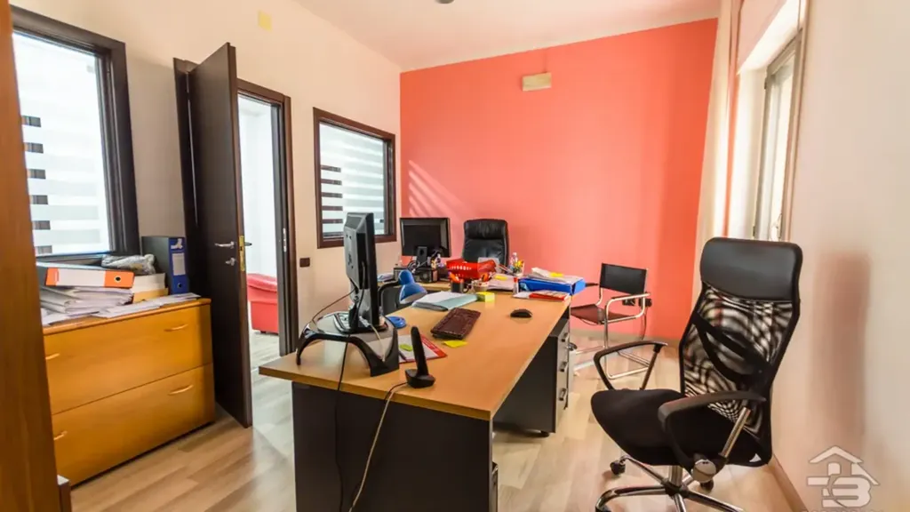 Bureau - 7-Room Apartment with Triple Exposure in Manfredonia