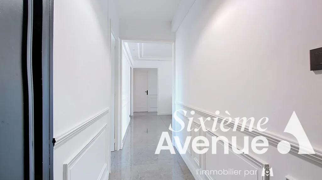 Esik - Contemporary Flat with High-End Renovation in Saint-Priest