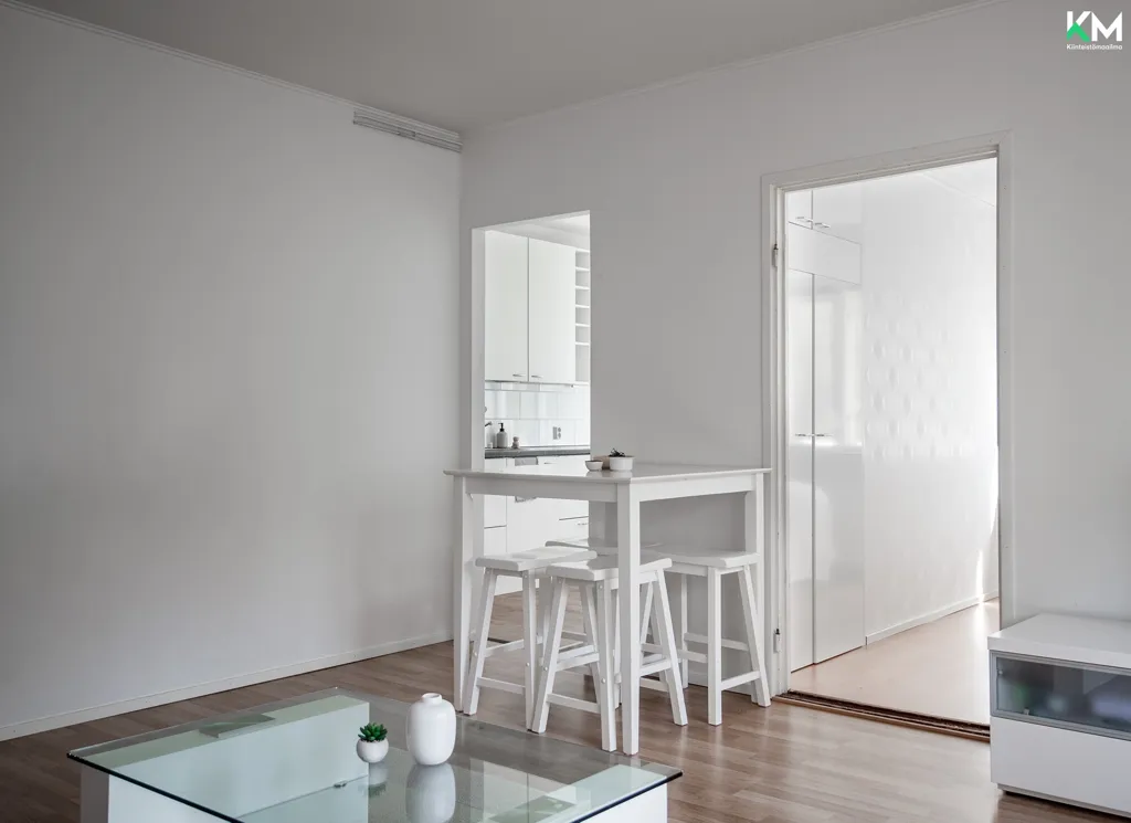 Elutuba - 3rd Floor Apartment with Balcony in Vasaramäki