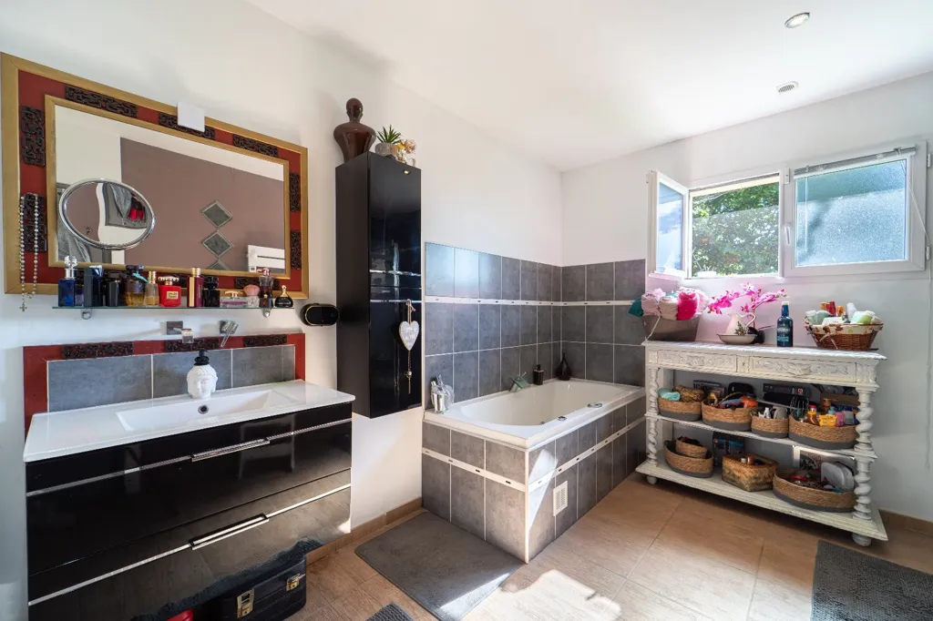 Bathrooms - 4-room house in Montaut