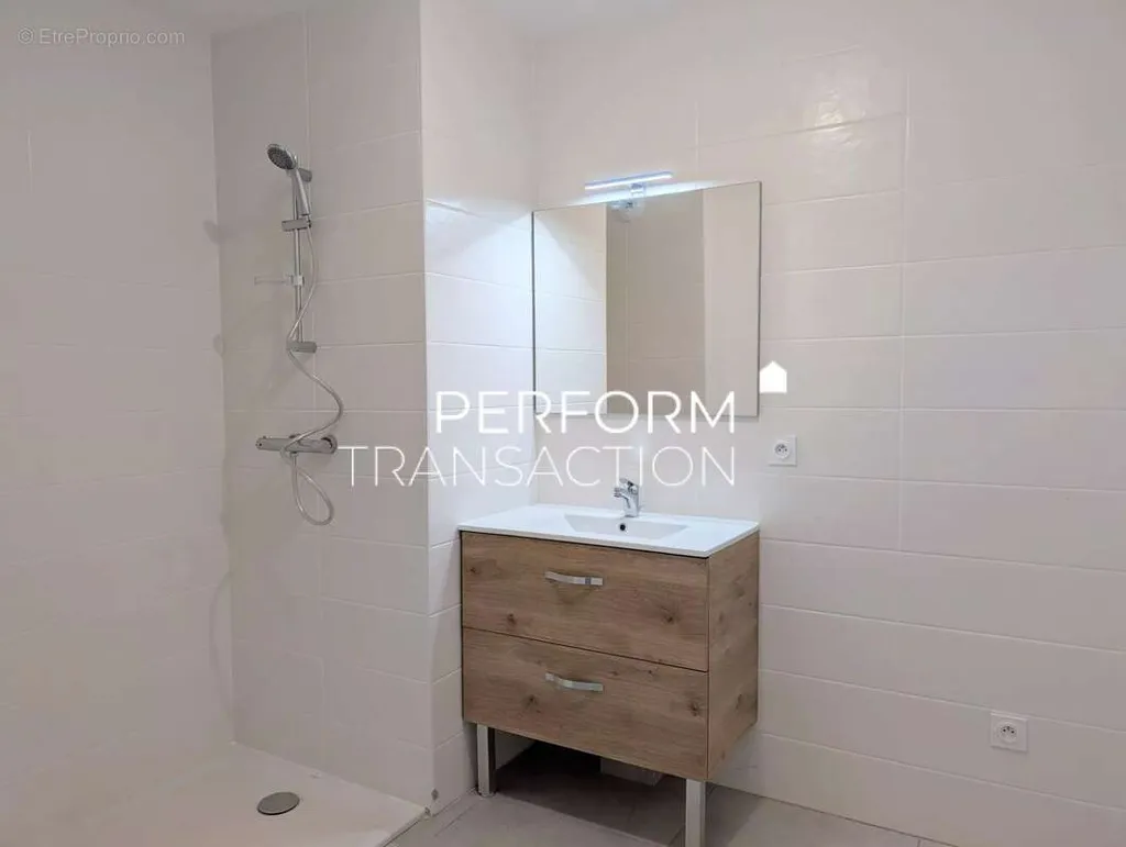 Salles de bain - Appartement avec Terrasse S/O à Poisat