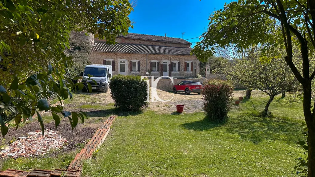 Jardin - Maison Rénovée avec Jardin à Proximité des Commodités