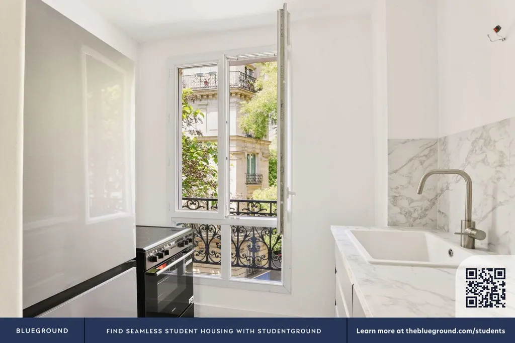 Cuisine - Appartement Rénové avec Vue sur Montmartre