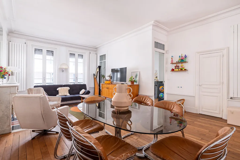 Salle à manger - Appartement Charmant avec Parquet au Quai du Rhône