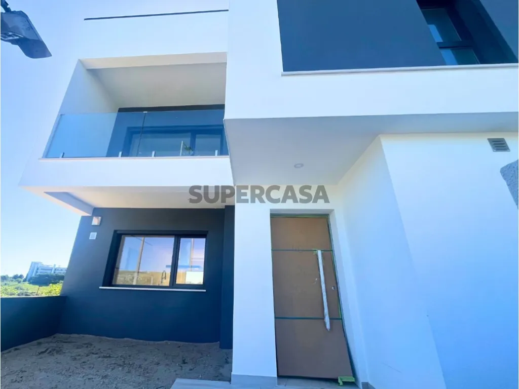 Exterior - Newly Built House with Terrace in Caparica
