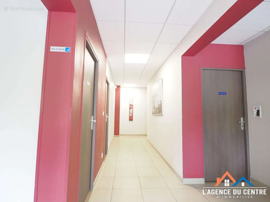 Esik - Mixed-Use Property with Garden in Guitrancourt