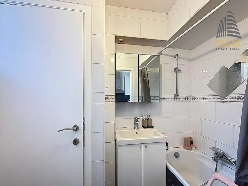 Vannitoad - Two-Bedroom Apartment with Terrace in Anderlecht