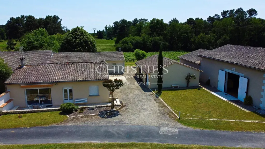 Vue aérienne - Vignoble de Loisirs avec Piscine Intérieure à AOC Côtes de Bordeaux