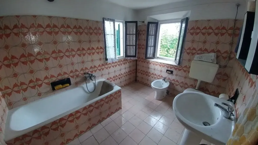 Salles de bain - Terraced Villa with Private Garden in Zocca