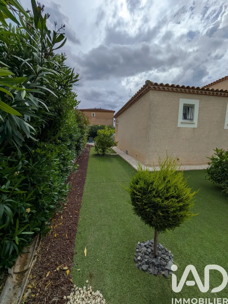 Aed - Mediterranean-Style House with Terrace in Caux