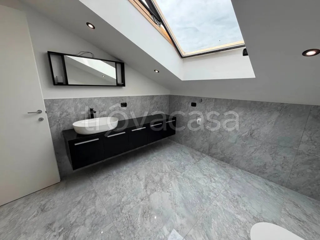 Vannitoad - Modern Mansard Apartment with Terrace in Borgo Ticino