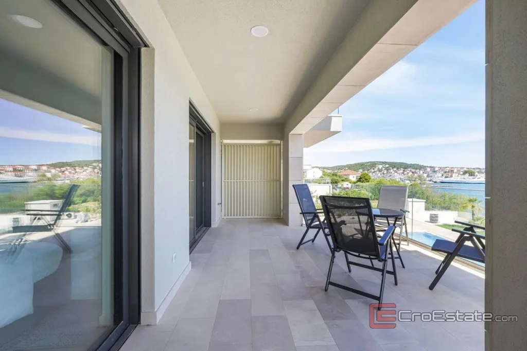 Terrass - Modern Seafront Apartment in Trogir