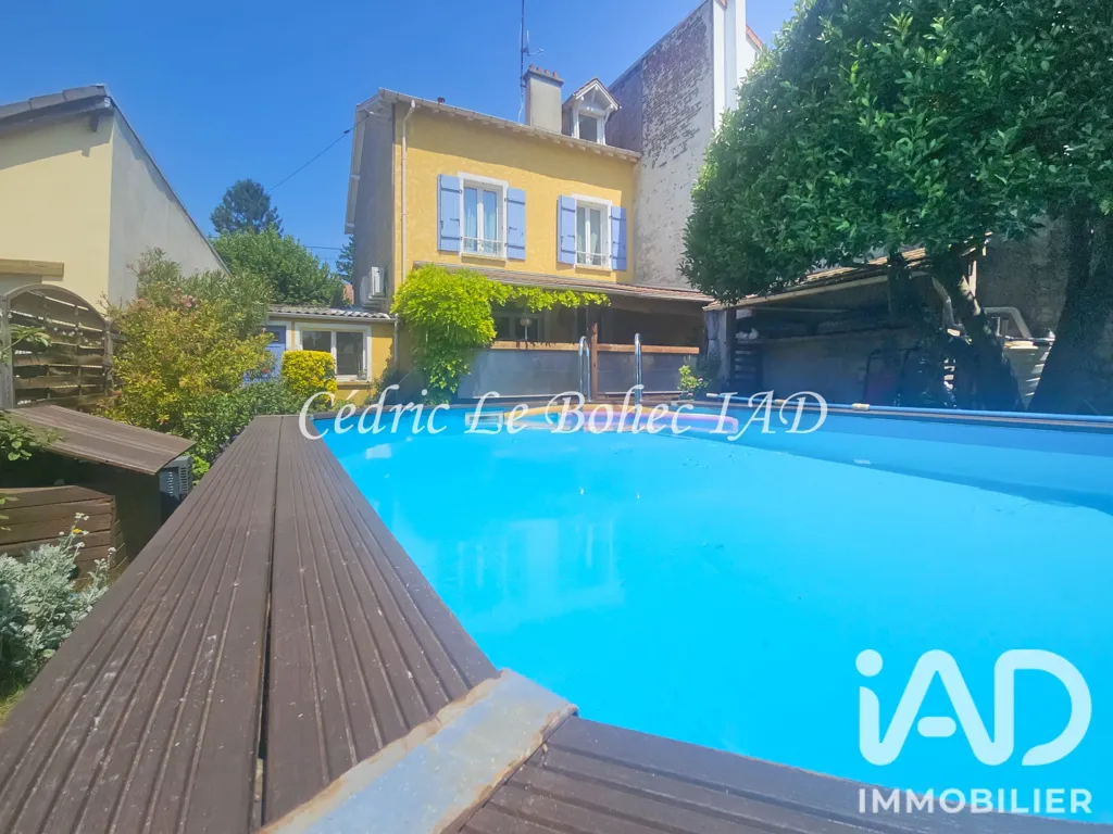 Pool - Family House with Pool in Saint-Leu-La-Forêt