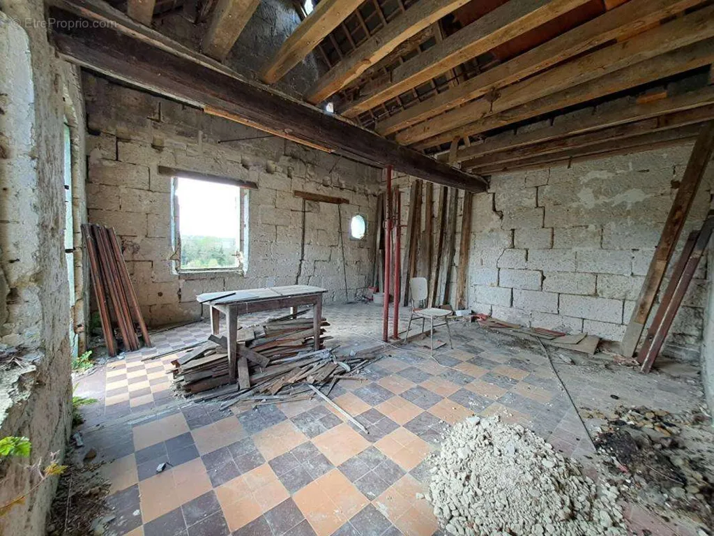 Toad - Rustic Cottage for Renovation in Saint-Gobain