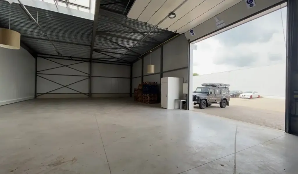 Garage - Magasin Récemment Aménagé à Wuustwezel