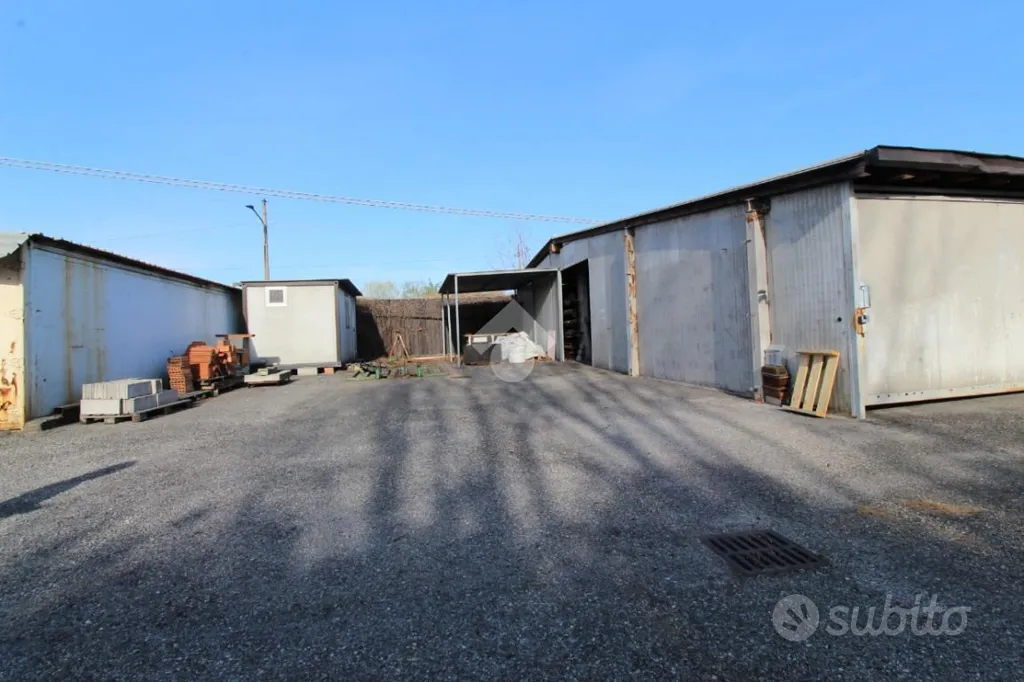 Esterno - Industrial Complex with Exhibition Space near Brescia